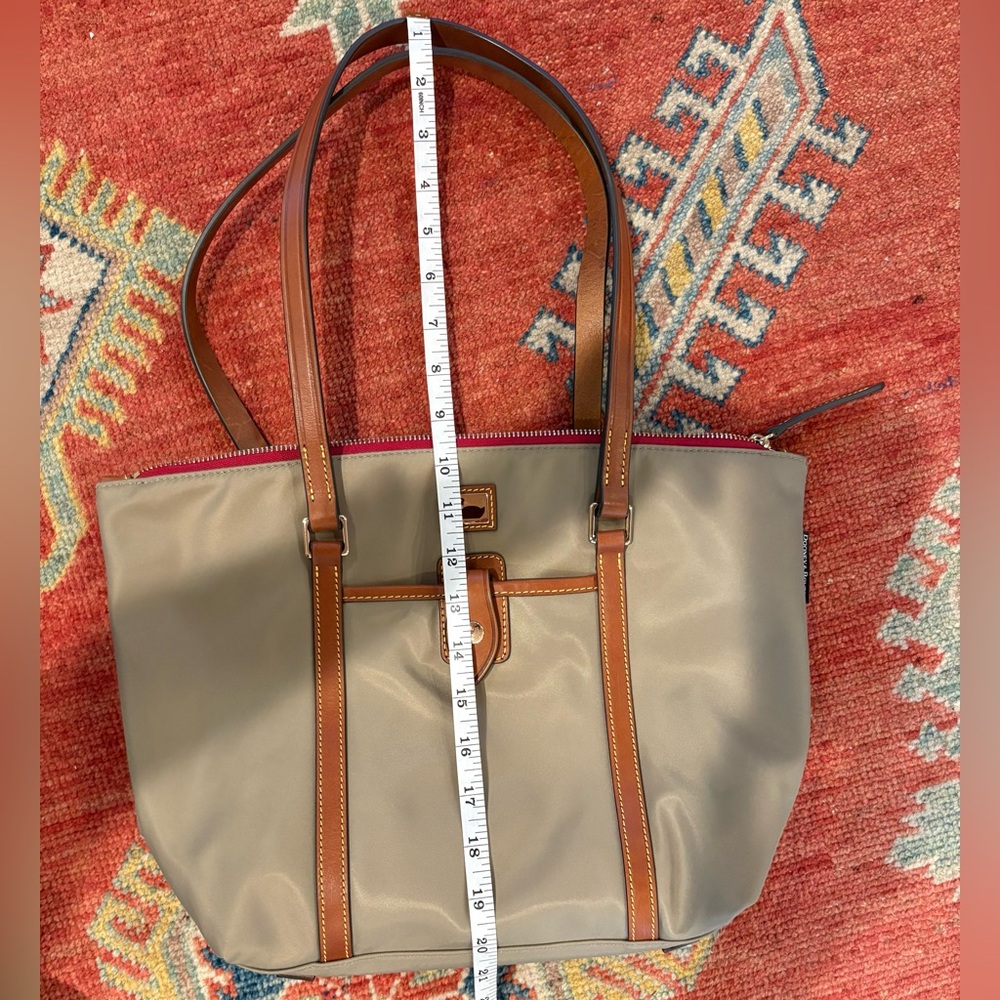 Med./Large DOONEY & BOURKE Khaki Nylon Tote w/brown leather straps/accents — EUC - Picture 12 of 14